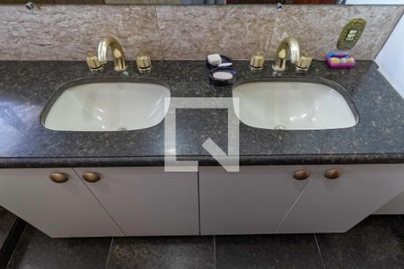 Casa à venda com 498m², 5 quartos e 3 vagas Casa à venda com 498m², 5 quartos e 3 vagasBanheiro da suite 2