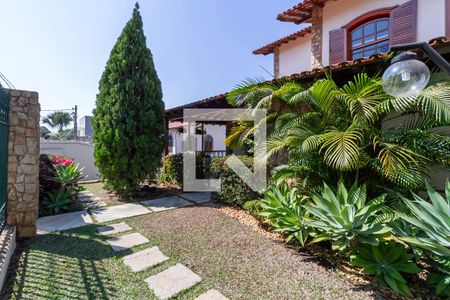 Casa à venda com 498m², 5 quartos e 3 vagas Casa à venda com 498m², 5 quartos e 3 vagasFachada