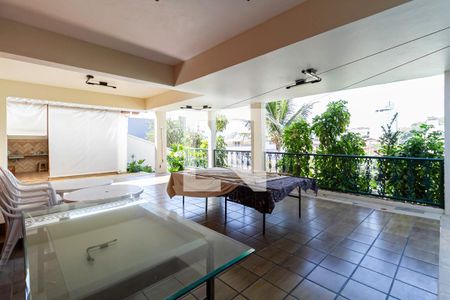 Casa à venda com 498m², 5 quartos e 3 vagas Casa à venda com 498m², 5 quartos e 3 vagasÁrea Gourmet