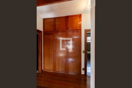 Casa à venda com 498m², 5 quartos e 3 vagas Casa à venda com 498m², 5 quartos e 3 vagasCorredor