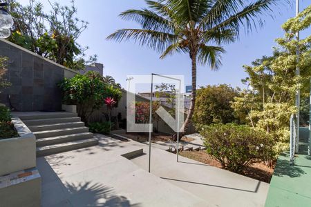 Casa à venda com 498m², 5 quartos e 3 vagas Casa à venda com 498m², 5 quartos e 3 vagasQuintal