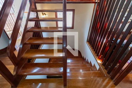 Casa à venda com 498m², 5 quartos e 3 vagas Casa à venda com 498m², 5 quartos e 3 vagasEscada