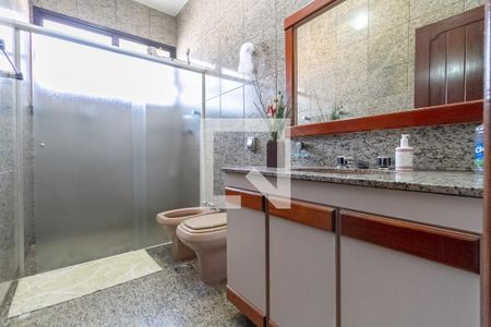 Casa à venda com 498m², 5 quartos e 3 vagas Casa à venda com 498m², 5 quartos e 3 vagasBanheiro da suíte 1