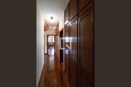 Casa à venda com 498m², 5 quartos e 3 vagas Casa à venda com 498m², 5 quartos e 3 vagasCorredor