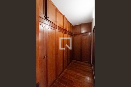 Casa à venda com 498m², 5 quartos e 3 vagas Casa à venda com 498m², 5 quartos e 3 vagasCloset da suíte 2