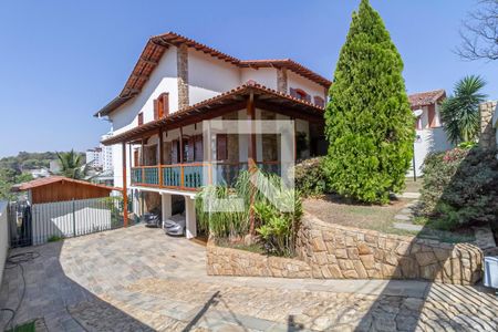 Casa à venda com 498m², 5 quartos e 3 vagas Casa à venda com 498m², 5 quartos e 3 vagasFachada