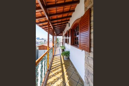 Casa à venda com 498m², 5 quartos e 3 vagas Casa à venda com 498m², 5 quartos e 3 vagasQuintal