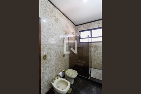 Casa à venda com 498m², 5 quartos e 3 vagas Casa à venda com 498m², 5 quartos e 3 vagasBanheiro da suite 2