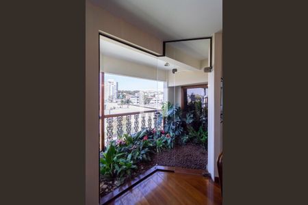 Casa à venda com 498m², 5 quartos e 3 vagas Casa à venda com 498m², 5 quartos e 3 vagasSala 3 - Jardim de inverno