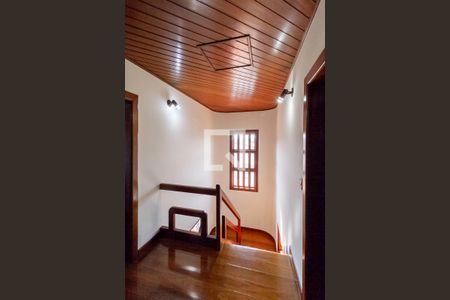 Casa à venda com 498m², 5 quartos e 3 vagas Casa à venda com 498m², 5 quartos e 3 vagasEscada