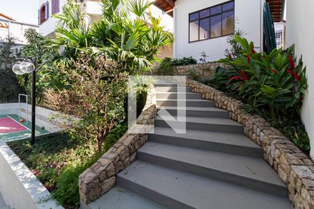 Casa à venda com 498m², 5 quartos e 3 vagas Casa à venda com 498m², 5 quartos e 3 vagasQuintal