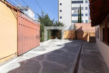 Casa à venda com 448m², 4 quartos e 4 vagasGaragem