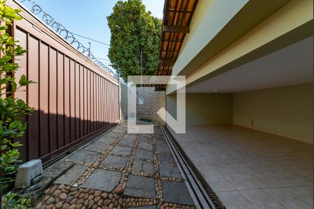 Casa à venda com 421m², 5 quartos e 3 vagas Casa à venda com 421m², 5 quartos e 3 vagasGaragem