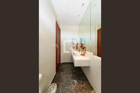 Casa à venda com 421m², 5 quartos e 3 vagas Casa à venda com 421m², 5 quartos e 3 vagasLavabo 2