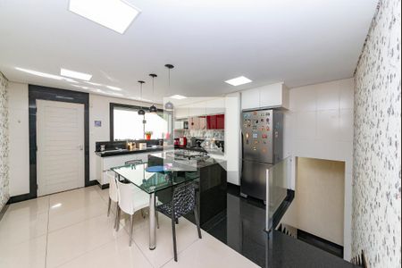 Casa à venda com 421m², 5 quartos e 3 vagas Casa à venda com 421m², 5 quartos e 3 vagasCozinha