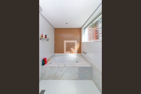 Casa à venda com 421m², 5 quartos e 3 vagas Casa à venda com 421m², 5 quartos e 3 vagasBanheiro da Suíte 1