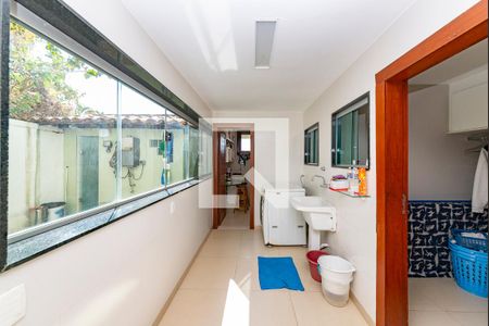 Casa à venda com 421m², 5 quartos e 3 vagas Casa à venda com 421m², 5 quartos e 3 vagasÁrea de Serviço