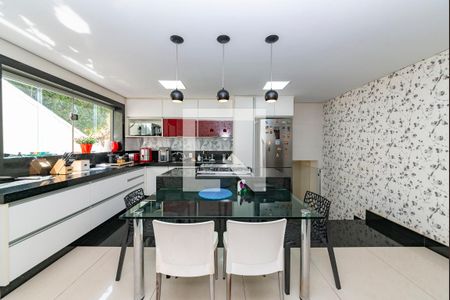 Casa à venda com 421m², 5 quartos e 3 vagas Casa à venda com 421m², 5 quartos e 3 vagasCozinha