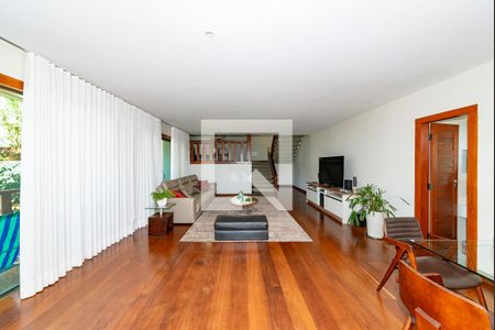 Casa à venda com 421m², 5 quartos e 3 vagas Casa à venda com 421m², 5 quartos e 3 vagasSala 3