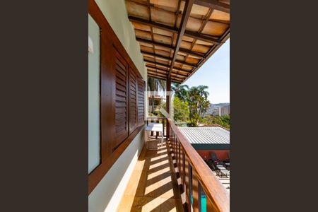 Casa à venda com 421m², 5 quartos e 3 vagas Casa à venda com 421m², 5 quartos e 3 vagasVaranda da Suíte 1