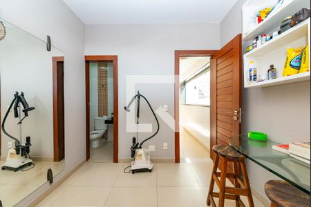 Casa à venda com 421m², 5 quartos e 3 vagas Casa à venda com 421m², 5 quartos e 3 vagasQuarto de Serviço 2