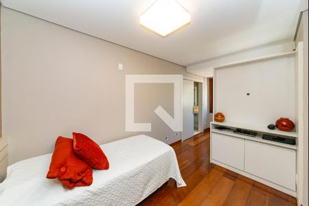 Casa à venda com 421m², 5 quartos e 3 vagas Casa à venda com 421m², 5 quartos e 3 vagasSemi-Suíte 1