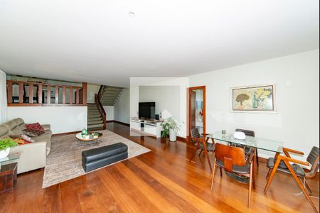 Casa à venda com 421m², 5 quartos e 3 vagas Casa à venda com 421m², 5 quartos e 3 vagasSala 3