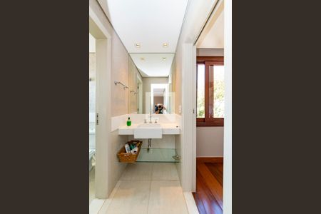 Casa à venda com 421m², 5 quartos e 3 vagas Casa à venda com 421m², 5 quartos e 3 vagasBanheiro Semi-Suítes