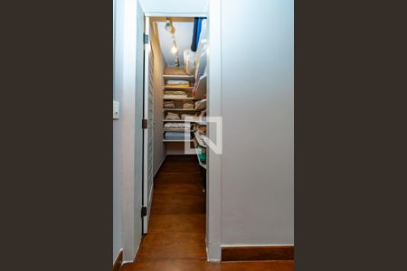 Casa à venda com 421m², 5 quartos e 3 vagas Casa à venda com 421m², 5 quartos e 3 vagasRoupeiro