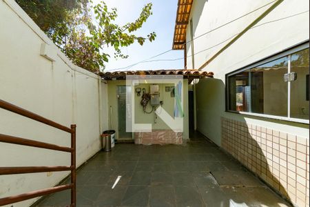 Casa à venda com 421m², 5 quartos e 3 vagas Casa à venda com 421m², 5 quartos e 3 vagasÁrea de Serviço