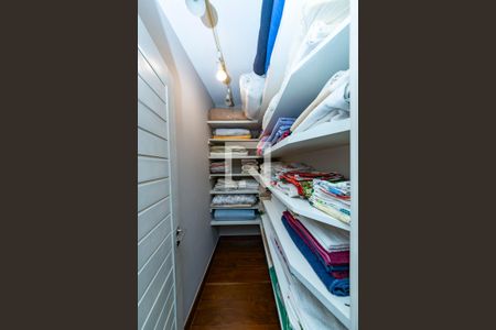 Casa à venda com 421m², 5 quartos e 3 vagas Casa à venda com 421m², 5 quartos e 3 vagasRoupeiro