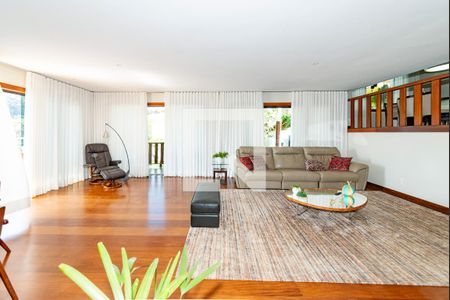 Casa à venda com 421m², 5 quartos e 3 vagas Casa à venda com 421m², 5 quartos e 3 vagasSala 3