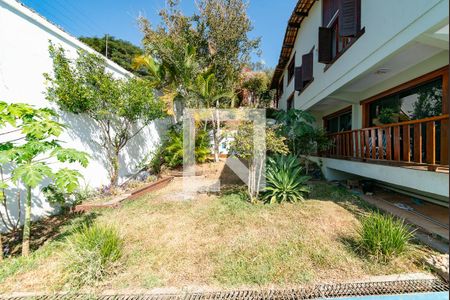 Casa à venda com 421m², 5 quartos e 3 vagas Casa à venda com 421m², 5 quartos e 3 vagasQuintal