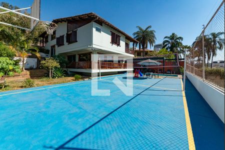Casa à venda com 421m², 5 quartos e 3 vagas Casa à venda com 421m², 5 quartos e 3 vagasQuadra Esportiva