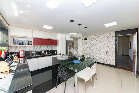 Casa à venda com 421m², 5 quartos e 3 vagas Casa à venda com 421m², 5 quartos e 3 vagasCozinha