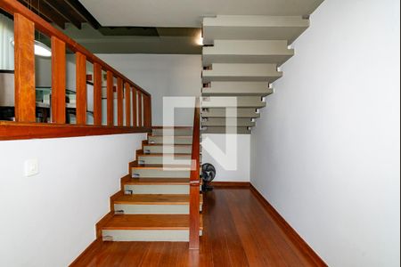 Casa à venda com 421m², 5 quartos e 3 vagas Casa à venda com 421m², 5 quartos e 3 vagasEscada