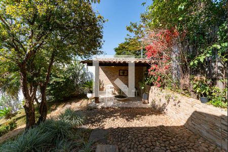 Casa à venda com 421m², 5 quartos e 3 vagas Casa à venda com 421m², 5 quartos e 3 vagasQuintal