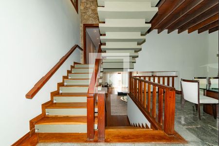 Casa à venda com 421m², 5 quartos e 3 vagas Casa à venda com 421m², 5 quartos e 3 vagasEscada