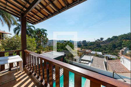 Casa à venda com 421m², 5 quartos e 3 vagas Casa à venda com 421m², 5 quartos e 3 vagasVaranda da Suíte 1