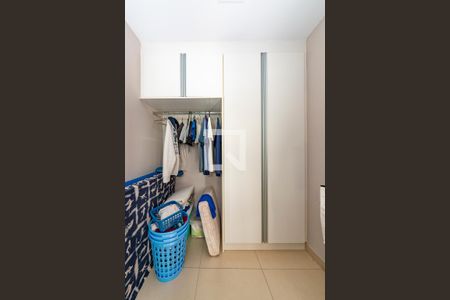 Casa à venda com 421m², 5 quartos e 3 vagas Casa à venda com 421m², 5 quartos e 3 vagasQuarto de Serviço