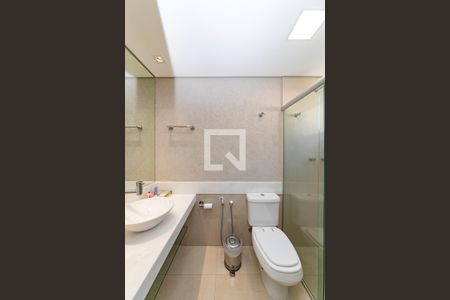 Casa à venda com 421m², 5 quartos e 3 vagas Casa à venda com 421m², 5 quartos e 3 vagasBanheiro da Suíte 2