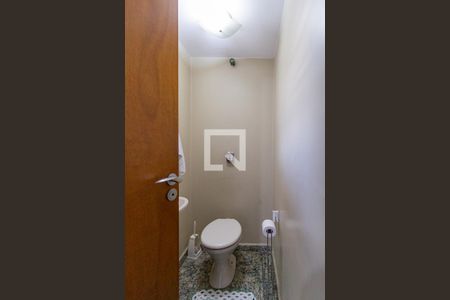 Casa à venda com 299m², 4 quartos e 6 vagasBanheiro de serviço