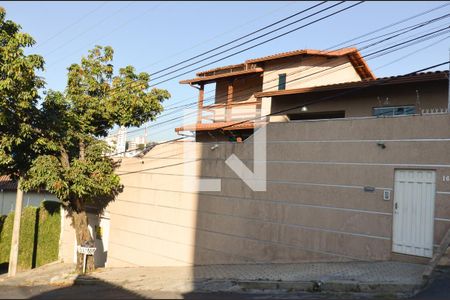 Casa à venda com 300m², 4 quartos e 5 vagasFachada