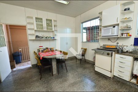 Casa à venda com 300m², 4 quartos e 5 vagasCozinha