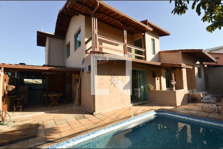 Casa à venda com 300m², 4 quartos e 5 vagasEntrada da casa