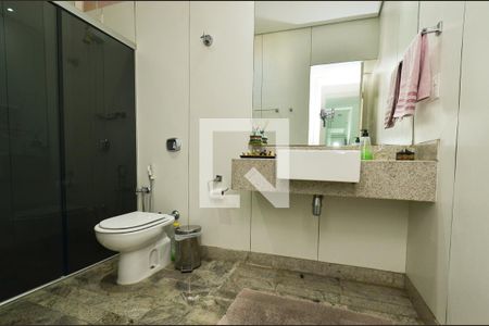 Casa à venda com 300m², 4 quartos e 5 vagasBanheiro social