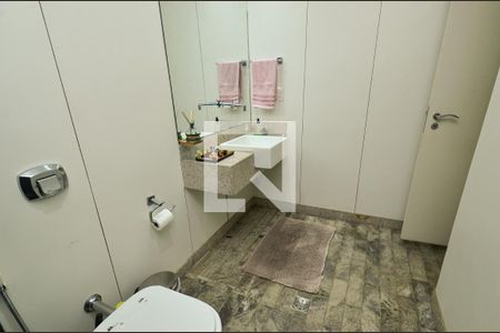 Casa à venda com 300m², 4 quartos e 5 vagasBanheiro social