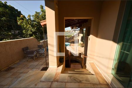 Casa à venda com 300m², 4 quartos e 5 vagasEntrada da casa