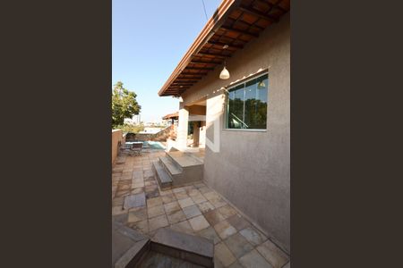 Casa à venda com 300m², 4 quartos e 5 vagasEntrada da casa