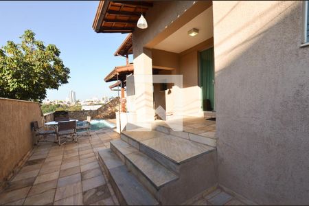 Casa à venda com 300m², 4 quartos e 5 vagasEntrada da casa